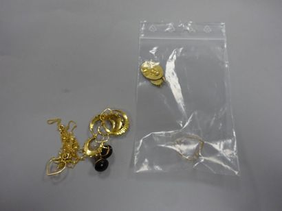 Lot or jaune (750) comprenant :

- deux paires...