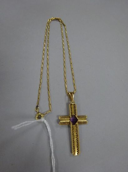 Chaine et pendentif croix en or jaune (750)....