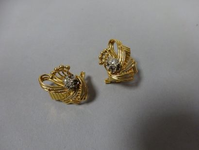 Paire de boucles d'oreille en or jaune (750)...