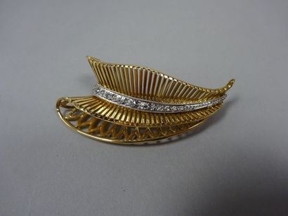 Broche en or jaune (750) figurant une plume...