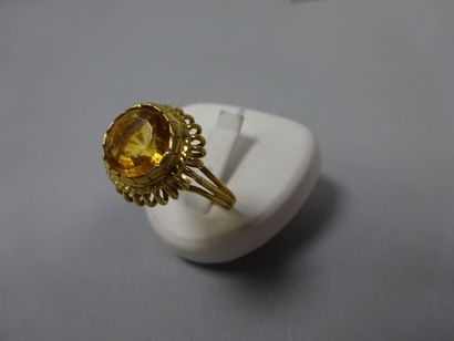 Bague en or jaune (750) ornée d'une pierre...