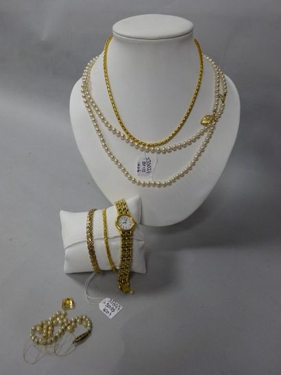 Lot de bijoux fantaisies comprenant: 1 montre...