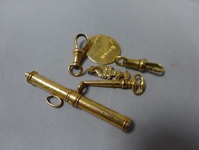 Lot or jaune (750) comprenant :

- une clef...