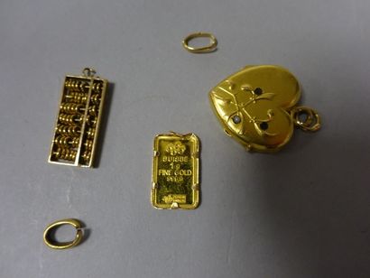 Lot de débris or jaune (750) : trois pendentifs.

Poids...