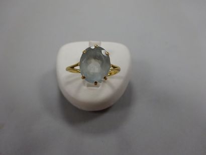 Débris de bague en or jaune (750) et pierre...