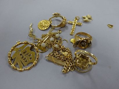 Lot de débris en or jaune (750) dont pendentifs,...