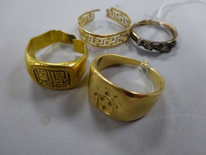Débris de bagues en or jaune (750 ou 585).

Poids...