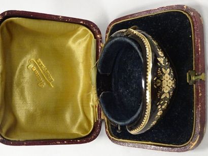 Débris de bracelet en écaille à décor d'incrustations...