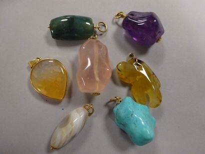 Lot de pendentifs en pierres dures diverses,...