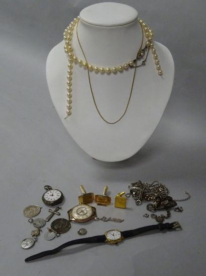 Lot de bijoux fantaisie : 

- une montre...