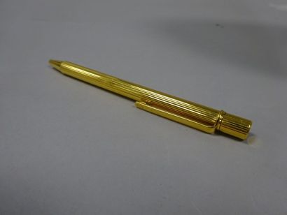 MUST DE CARTIER

Stylo bille en métal doré...