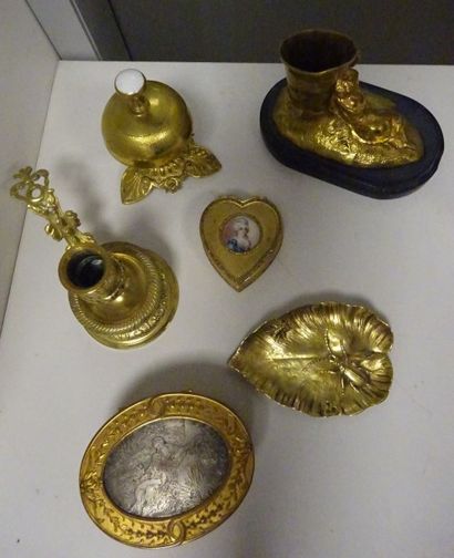 Lot en bronze, laiton et métal doré comprenant...
