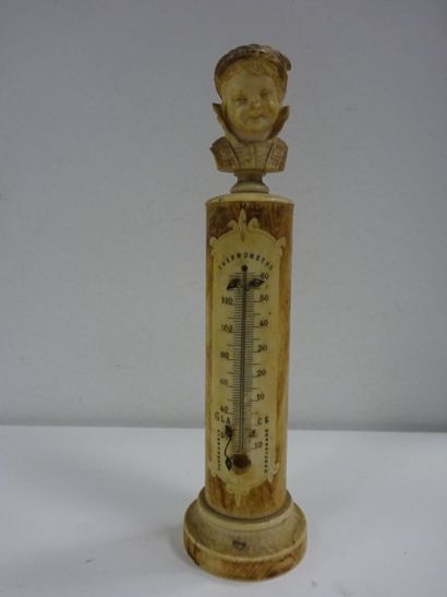 Thermomètre en ivoire, surmonté d'un buste...