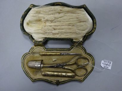 Nécessaire de couture en argent et vermeil...