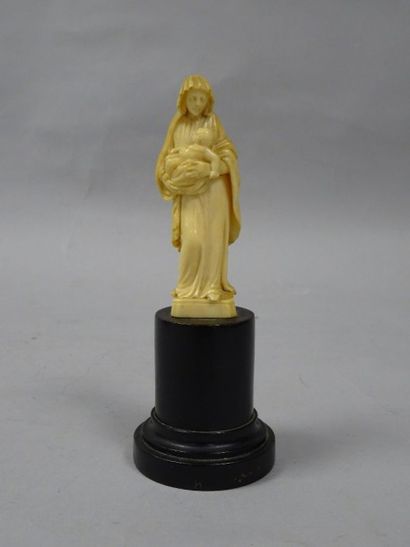 Vierge à l'enfant, sujet en ivoire sculpté.

Socle...
