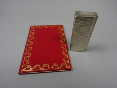 CARTIER

Briquet en métal argenté guilloché,...