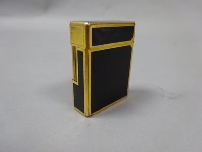 S.T. DUPONT

Briquet en métal doré laqué...