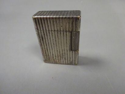 S. T. DUPONT 

Briquet en métal argenté à...
