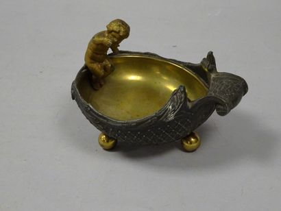 Vide-poche tripode en régule et laiton épousant...