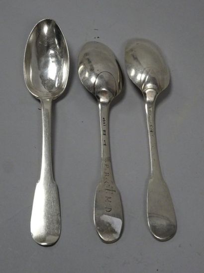 Lot de trois cuillers de table en argent...