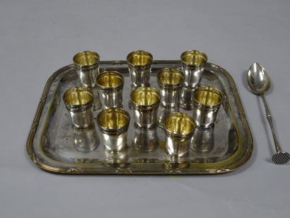 Lot argent (925) comprenant : 

- dix verres...