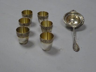 Lot argent (925) :

- un passe-thé,

- six...