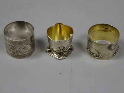 Coquetier et rond de serviette en argent...