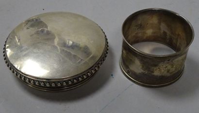Lot argent (925) :

- un rond de serviette...
