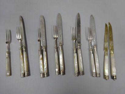 Lot de cinq couverts et une fourchette à...