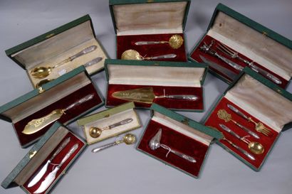 Ensemble de pièces et couverts de service...