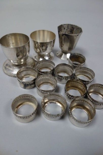 Lot comprenant :

- onze montures de gobelets...
