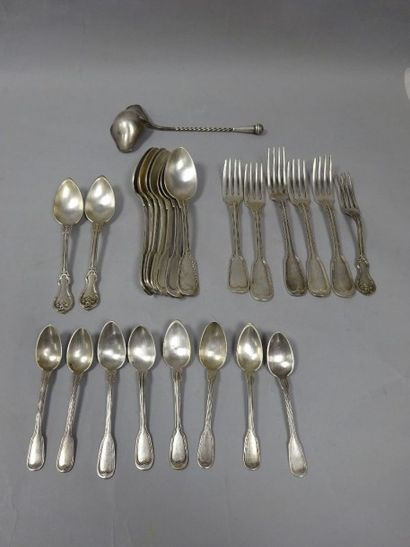 Lot de couverts en métal argenté et petites...