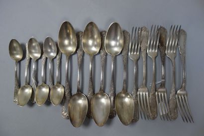Partie de ménagère en métal, modèle néo-Louis...