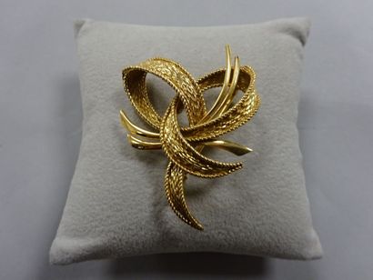 Broche ruban entrelacé en or jaune (750)....