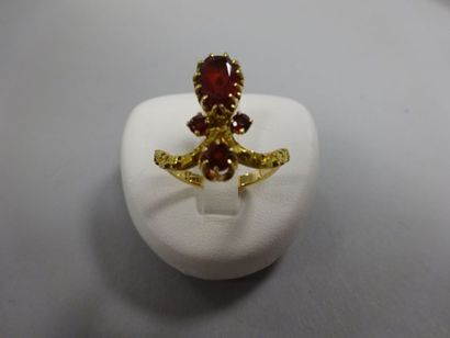 Bague en or jaune (750) sertie de grenats.

Poids...