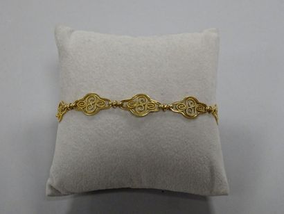 Bracelet à maillons quadrilobés à décor filigrané.

Poids...