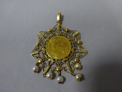 Pendentif en or jaune (750) de forme florale...