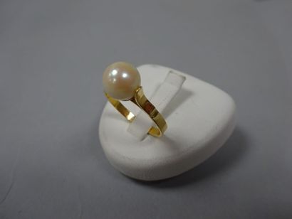 Bague en or jaune (750) ornée d'une perle...