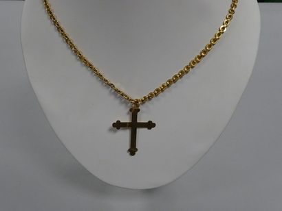 Pendentif croix en or jaune (750) et chaine...
