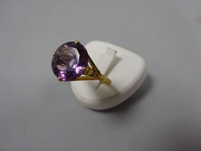 Bague en or jaune (750) ornée d'une améthyste...