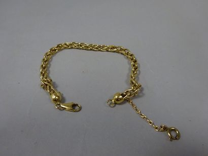Bracelet en or jaune (750) à maille tressée.

Poids...