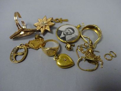 Lot débris or jaune (750) : bagues, pendentifs,...