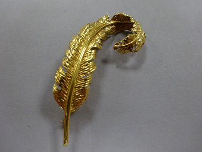 Broche en or jaune (750) formant une plume....