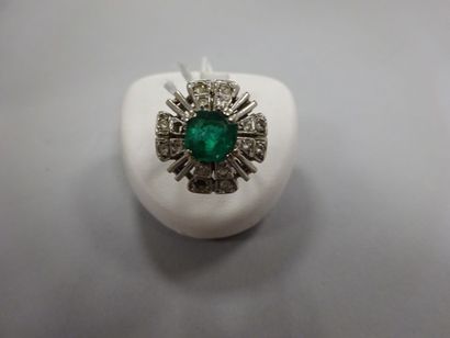Bague en or gris (750) ornée d'un morceau...