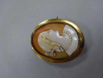 Broche ovale ornée d'un camée, monture en...