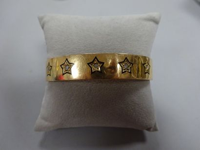 Bracelet manchette ouvrant en or jaune (750)...