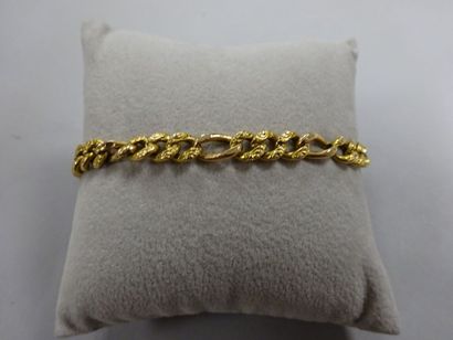 Bracelet en or jaune (750) à maille gourmette...