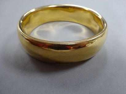 Large bracelet jonc aplatie en or jaune (750)...