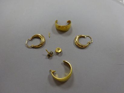 Une paire de petites créoles en or jaune...