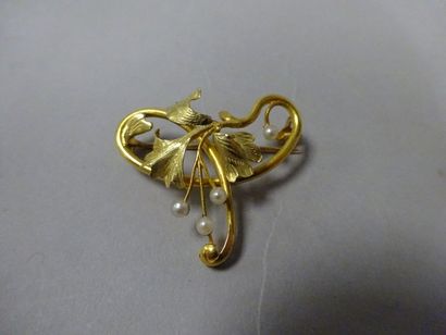 Broche en or jaune (750) à décor d'enroulements...